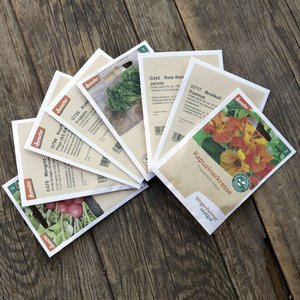 aufgefaecherte Tüten des Saatgutsets Schattengarten